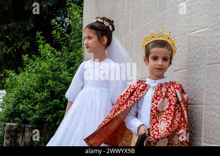 Zwei Kinder in King David und Queen Esther Kostümen, die während der Purimfeier zu sehen waren. Ultraorthodoxe Juden feiern Purim in Bnei Brak, Israel. Der Feiertag erinnert an die Rettung der Juden im alten Persien durch einen Plan zur Vernichtung. Ein fröhlicher Feiertag, der sowohl von weltlichen als auch von nichtweltlichen Juden gefeiert wird, vor allem indem sie sich in Kostümen kleiden und trinken, so der Talmud, „bis sie nicht unterscheiden können zwischen ‚verflucht ist Haman‘ und ‚gesegnet ist Mordechai‘. (Foto: Syndi Pilar/SOPA Images/SIPA USA) Stockfoto