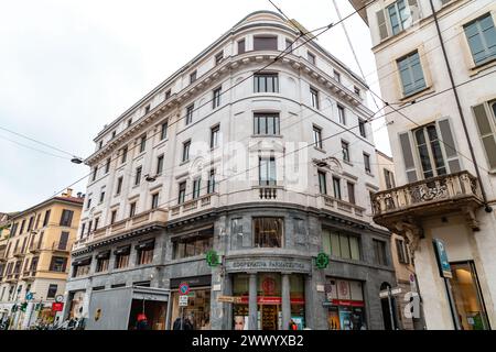 Mailand, Italien - März 30: Typische italienische Gebäude und Blick auf die Straße in Mailand, der Hauptstadt von Lombard, Region Italien. Stockfoto