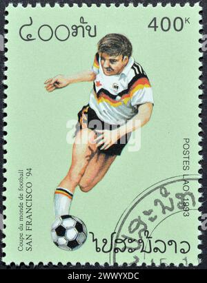 Gestempelte Briefmarke von Laos, die die FIFA Fussball-Weltmeisterschaft 1994, USA, um 1993 fördert. Stockfoto