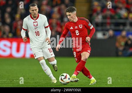 Aaron Ramsey aus Wales übergibt den Ball, der von Piotr Zieliński aus Polen während des Spiels der UEFA Euro Qualifiers Eliminator Group A im Cardiff City Stadium, Cardiff, Vereinigtes Königreich, 26. März 2024 (Foto: Craig Thomas/News Images) Stockfoto