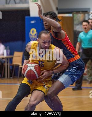 Vevey, Schweiz. Juni 2024. Takal Molson vom Riviera Basket #15 gegen Loe Rüegger vom Union Neuchâtel Basket #6 während der Play-off Swiss Basket League 2024. Viertelfinale der Play-off Swiss Basket League 2024 und das für die Meisterschaft der Swiss Basket League 2023–2024 zählt. (Foto: Eric Dubost/SIPA USA) Credit: SIPA USA/Alamy Live News Stockfoto