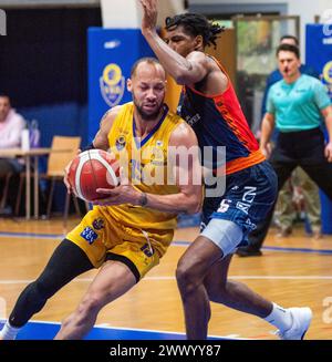 Vevey, Schweiz. Juni 2024. Takal Molson vom Riviera Basket #15 gegen Loe Rüegger vom Union Neuchâtel Basket #6 während der Play-off Swiss Basket League 2024. Viertelfinale der Play-off Swiss Basket League 2024 und das für die Meisterschaft der Swiss Basket League 2023–2024 zählt. (Foto: Eric Dubost/SIPA USA) Credit: SIPA USA/Alamy Live News Stockfoto