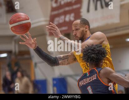 Vevey, Schweiz. Juni 2024. Talkan Molson von Vevey Riviera Basket #15 ist ein Shooting während der Play-off Swiss Basket League 2024. Viertelfinale der Play-off Swiss Basket League 2024 und das für die Meisterschaft der Swiss Basket League 2023–2024 zählt. (Foto: Eric Dubost/SIPA USA) Credit: SIPA USA/Alamy Live News Stockfoto