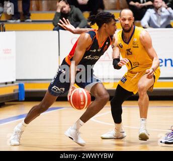 Vevey, Schweiz. Juni 2024. Loe Rüegger von Union Neuchâtel Basket #6 gegen Talkan Molson von Vevey Riviera Basket #15 während der Play-off Swiss Basket League 2024. Viertelfinale der Play-off Swiss Basket League 2024 und das für die Meisterschaft der Swiss Basket League 2023–2024 zählt. (Foto: Eric Dubost/SIPA USA) Credit: SIPA USA/Alamy Live News Stockfoto