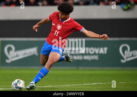 Hradec Kralove, Tschechische Republik. März 2024. CHRISTOPHE KABONGO aus Tschechien schießt beim UEFA Under21-Spiel zwischen Tschechien und Island in Hradec Kralove in Tschechien ein Tor (3:0). (Kreditbild: © Slavek Ruta/ZUMA Press Wire) NUR REDAKTIONELLE VERWENDUNG! Nicht für kommerzielle ZWECKE! Stockfoto