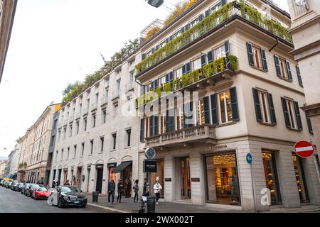 Mailand, Italien - März 30: Die Quadrilatero della moda oder Via Montenapoleone ist ein erstklassiges Einkaufsviertel im Zentrum von Mailand, Italien. Stockfoto