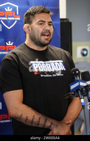 Las Vegas. März 2024. Marcelo Nunes (10–2) spricht mit Reportern während des PFL Media Day, um die reguläre Saison 2024 am Dienstag, den 26. März 2024, im Xtreme Couture MMA in Las Vegas zu starten. Christopher Trim/Cal Sport Media. Quelle: csm/Alamy Live News Stockfoto