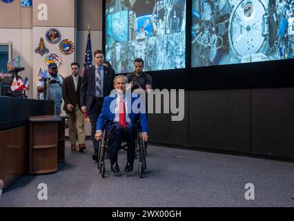 Houston Texas USA, 26. März 2024: Texas Gouverneur GREG ABBOTTT besucht Mission Control im Johnson Space Center der NASA, wo Fluglotsen die International Space Station 24 Stunden am Tag überwachen. Während seines Besuchs kündigte er eine neunköpfige Texas Space Commission an, die die Raumfahrt in Texas koordinieren soll. ©Bob Daemmrich Stockfoto