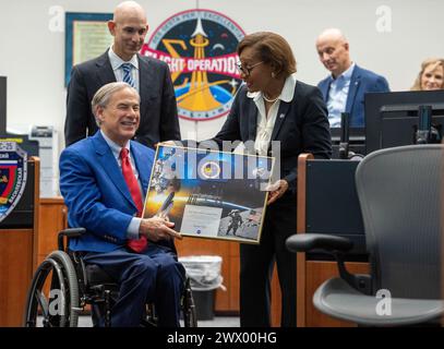 Houston Texas USA, 26. März 2024: Texas Gouverneur GREG ABBOTT (links) hält eine Gedenktafel, die ihm von Johnson Space Center Direktorin VANESSA WYCHE (rechts) während Abbotts Besuch im Mission Control Center gegeben wurde. Quelle: Bob Daemmrich/Alamy Live News Stockfoto