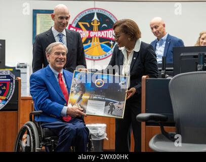 Houston Texas USA, 26. März 2024: Texas Gouverneur GREG ABBOTT (links) hält eine Gedenktafel, die ihm von Johnson Space Center Direktorin VANESSA WYCHE (rechts) während Abbotts Besuch im Mission Control Center gegeben wurde. Quelle: Bob Daemmrich/Alamy Live News Stockfoto