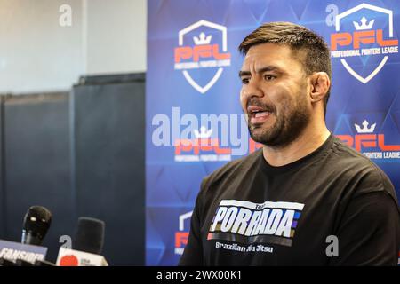 Las Vegas. März 2024. Marcelo Nunes (10–2) spricht mit Reportern während des PFL Media Day, um die reguläre Saison 2024 am Dienstag, den 26. März 2024, im Xtreme Couture MMA in Las Vegas zu starten. Christopher Trim/Cal Sport Media. Quelle: csm/Alamy Live News Stockfoto