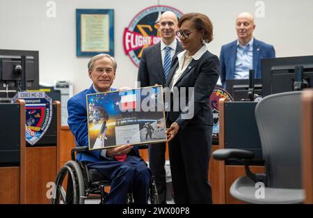 Houston Texas USA, 26. März 2024: Texas Gouverneur GREG ABBOTT (links) hält eine Gedenktafel, die ihm von Johnson Space Center Direktorin VANESSA WYCHE (rechts) während Abbotts Besuch im Mission Control Center gegeben wurde. Quelle: Bob Daemmrich/Alamy Live News Stockfoto