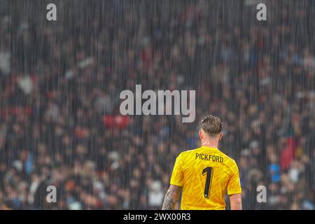 London, Großbritannien. März 2024. In Wembley strömt weiterhin heftiger Regen, während Jordan Pickford aus England während des Internationalen Freundschaftsspiels England gegen Belgien am 26. März 2024 im Wembley Stadium, London, Großbritannien, in London, Großbritannien, am 26. März 2024 (Foto: Gareth Evans/News Images) in London, Großbritannien, zusieht. (Foto: Gareth Evans/News Images/SIPA USA) Credit: SIPA USA/Alamy Live News Stockfoto