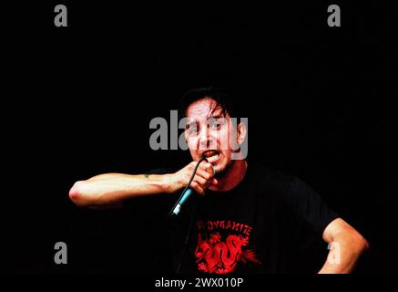 LOU KOLLER, SICK OF IT ALL, KONZERT, 1999: Ein junger Lou Koller von der Hardcore-Punkband Sick of IT All, der am 29. August 1999 auf der Main Stage beim Reading Festival in Reading, Großbritannien spielte. Foto: Rob Watkins. INFO: Sick of IT All, eine 1986 gegründete New Yorker Hardcore-Band, verkörpert mit ihrem aggressiven Sound und ihren sozial bewussten Texten den Geist des Punks. Ihre unerbittliche Energie und ihr unerschütterliches Engagement für die Hardcore-Szene haben Generationen von Fans weltweit inspiriert Stockfoto