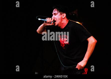 LOU KOLLER, SICK OF IT ALL, KONZERT, 1999: Ein junger Lou Koller von der Hardcore-Punkband Sick of IT All, der am 29. August 1999 auf der Main Stage beim Reading Festival in Reading, Großbritannien spielte. Foto: Rob Watkins. INFO: Sick of IT All, eine 1986 gegründete New Yorker Hardcore-Band, verkörpert mit ihrem aggressiven Sound und ihren sozial bewussten Texten den Geist des Punks. Ihre unerbittliche Energie und ihr unerschütterliches Engagement für die Hardcore-Szene haben Generationen von Fans weltweit inspiriert Stockfoto