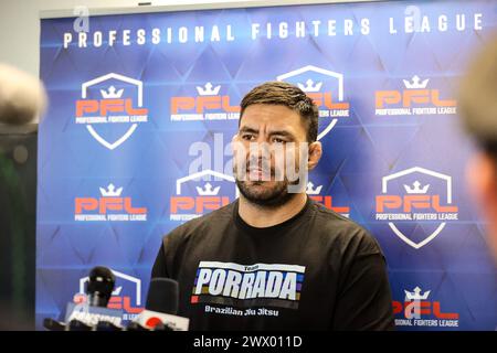 Las Vegas. März 2024. Marcelo Nunes (10–2) spricht mit Reportern während des PFL Media Day, um die reguläre Saison 2024 am Dienstag, den 26. März 2024, im Xtreme Couture MMA in Las Vegas zu starten. Christopher Trim/Cal Sport Media. Quelle: csm/Alamy Live News Stockfoto