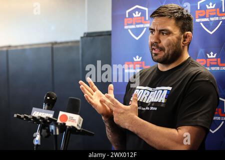 Las Vegas. März 2024. Marcelo Nunes (10–2) spricht mit Reportern während des PFL Media Day, um die reguläre Saison 2024 am Dienstag, den 26. März 2024, im Xtreme Couture MMA in Las Vegas zu starten. Christopher Trim/Cal Sport Media. Quelle: csm/Alamy Live News Stockfoto