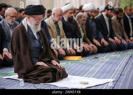 Teheran, Iran. März 2024. Der iranische Oberste Führer Ayatollah ALI KHAMENEI spricht Gebete während eines Treffens mit mehreren Dichtern und Menschen aus Kultur und Literatur in Teheran. (Foto: © Iranian Supreme Leader's Office via ZUMA Press Wire) NUR REDAKTIONELLE VERWENDUNG! Nicht für kommerzielle ZWECKE! Stockfoto