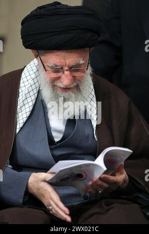 Teheran, Iran. März 2024. Der iranische Oberste Führer Ayatollah ALI KHAMENEI trifft in Teheran mit mehreren Dichtern und Menschen aus Kultur und Literatur zusammen. (Foto: © Iranian Supreme Leader's Office via ZUMA Press Wire) NUR REDAKTIONELLE VERWENDUNG! Nicht für kommerzielle ZWECKE! Stockfoto