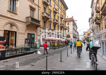 Mailand, Italien - März 30: Typische italienische Gebäude und Blick auf die Straße in Mailand, der Hauptstadt von Lombard, Region Italien. Stockfoto