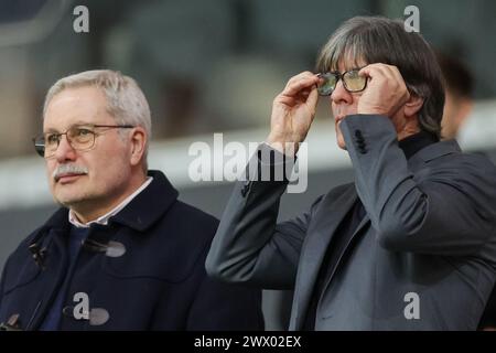 Frankfurt, Deutschland. 26. März 2024, Hessen, Frankfurt/Main: Fußball: Internationales Spiel, Deutschland - Niederlande, Deutsche Bank Park. Der ehemalige deutsche Nationaltrainer Joachim Löw (r) zieht vor dem Spiel seine Brille auf. Foto: Christian Charisius/dpa Credit: dpa Picture Alliance/Alamy Live News Stockfoto