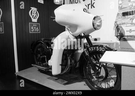 Sparkford.Somerset.Vereinigtes Königreich.7. Januar 2024.Eine BSA M21 AA Motorradkombination aus dem Jahr 1960 ist im Haynes Motor Museum in Somerset zu sehen Stockfoto