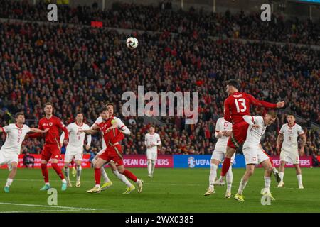 Kieffer Moore aus Wales führt beim Spiel der UEFA-Euro-Qualifikation Gruppe A gegen Polen im Cardiff City Stadium, Cardiff, Vereinigtes Königreich, 26. März 2024 (Foto: Craig Thomas/News Images) Stockfoto