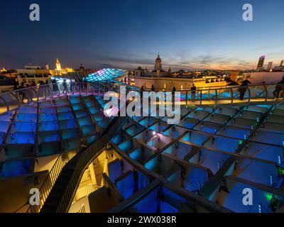 Setas de Sevilla, bei Nacht. Las Setas, Metropol Parasol, großes, überwiegend aus Holz bestehendes Gebäude auf dem Platz La Encarnación in Sevilla, Spanien. Stockfoto