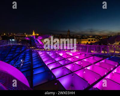 Setas de Sevilla, bei Nacht. Las Setas, Metropol Parasol, großes, überwiegend aus Holz bestehendes Gebäude auf dem Platz La Encarnación in Sevilla, Spanien. Stockfoto