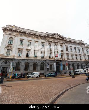 Mailand, Italien - 30. März 2022: Piazza della Scala ist eine Fußgängerzone im Zentrum von Mailand, Italien, verbunden mit dem Hauptplatz der Stadt. Stockfoto