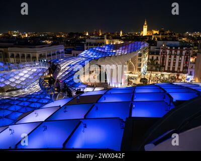 Setas de Sevilla, bei Nacht. Las Setas, Metropol Parasol, großes, überwiegend aus Holz bestehendes Gebäude auf dem Platz La Encarnación in Sevilla, Spanien. Stockfoto