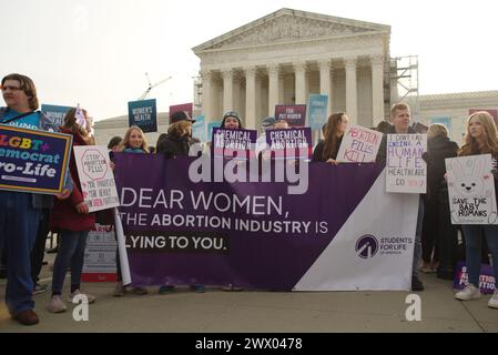 Washington, DC, USA. März 2024. Anti-Abtreibung-Demonstranten halten Zeichen vor dem Obersten Gerichtshof der Vereinigten Staaten, während das Gericht über das Schicksal der Abtreibungsdroge entscheidet. Quelle: Philip Yabut/Alamy Live News Stockfoto