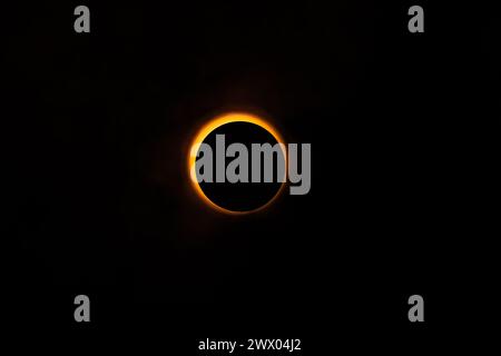 Eclipse-Nachbildungsbilder in einem Studio mit hellem Licht und einer runden Kappe mit etwas atmosphärischem Spray für, na ja, Atmosphäre. Stockfoto