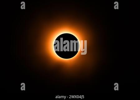 Eclipse-Nachbildungsbilder in einem Studio mit hellem Licht und einer runden Kappe mit etwas atmosphärischem Spray für, na ja, Atmosphäre. Stockfoto