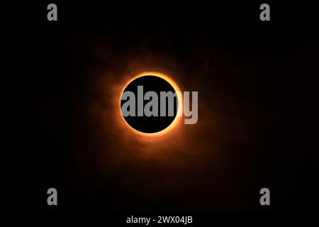 Eclipse-Nachbildungsbilder in einem Studio mit hellem Licht und einer runden Kappe mit etwas atmosphärischem Spray für, na ja, Atmosphäre. Stockfoto