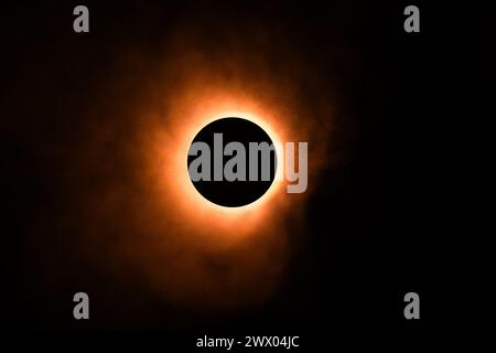 Eclipse-Nachbildungsbilder in einem Studio mit hellem Licht und einer runden Kappe mit etwas atmosphärischem Spray für, na ja, Atmosphäre. Stockfoto