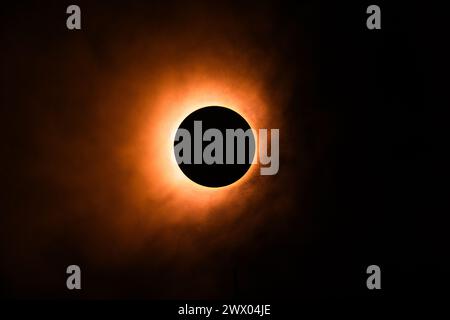 Eclipse-Nachbildungsbilder in einem Studio mit hellem Licht und einer runden Kappe mit etwas atmosphärischem Spray für, na ja, Atmosphäre. Stockfoto