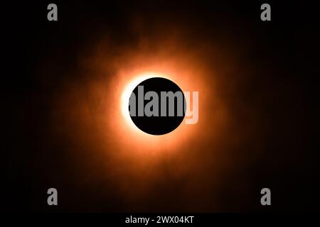 Eclipse-Nachbildungsbilder in einem Studio mit hellem Licht und einer runden Kappe mit etwas atmosphärischem Spray für, na ja, Atmosphäre. Stockfoto