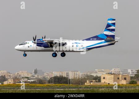 Vulkan Air Antonov an-26B (Reg: UR-CQZ) landet an einem trüben Nachmittag. Stockfoto