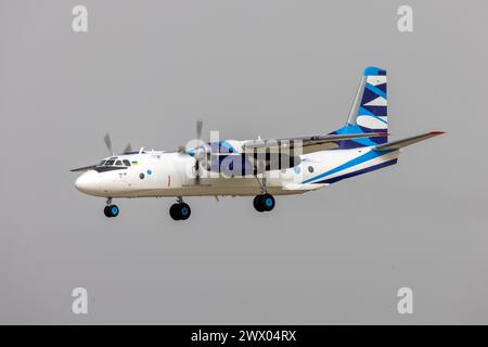 Vulkan Air Antonov an-26B (Reg: UR-CQZ) landet an einem trüben Nachmittag. Stockfoto