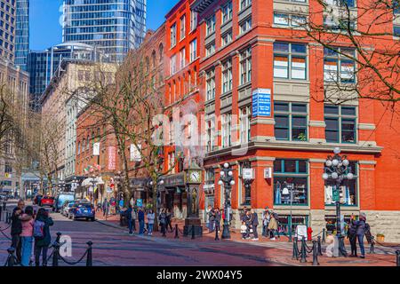 Touristen warten auf die Steamuhr in Gastown Vancouver Kanada Stockfoto