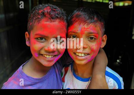 Sylhet, Bangladesch. März 2024. Kinder in einem Teegarten mit bunt bemalten Gesichtern feiern das jährliche Hindufest der Farben, bekannt als Holi Festival, das den Beginn des Frühlings markiert. Am 26. März 2024 in Sylhet, Bangladesch. (Kreditbild: © MD Rafayat Haque Khan/OKULARIS via ZUMA Press Wire) NUR REDAKTIONELLE VERWENDUNG! Nicht für kommerzielle ZWECKE! Stockfoto