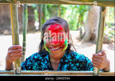 Sylhet, Bangladesch. März 2024. Ein Kind in einem Teegarten mit bunt bemalten Gesicht, das das jährliche Hindufest der Farben feiert, das als Holi Festival bekannt ist und den Beginn des Frühlings markiert. Am 26. März 2024 in Sylhet, Bangladesch. (Kreditbild: © MD Rafayat Haque Khan/OKULARIS via ZUMA Press Wire) NUR REDAKTIONELLE VERWENDUNG! Nicht für kommerzielle ZWECKE! Stockfoto