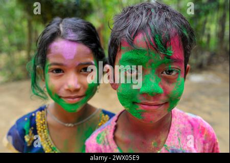 Sylhet, Bangladesch. März 2024. Kinderporträt mit ihren Gesichtern, die mit farbigem Pulver bemalt sind, feiert das jährliche Hindufest der Farben, bekannt als Holi Festival, das den Beginn des Frühlings markiert. Am 26. März 2024 in Sylhet, Bangladesch. (Kreditbild: © MD Rafayat Haque Khan/OKULARIS via ZUMA Press Wire) NUR REDAKTIONELLE VERWENDUNG! Nicht für kommerzielle ZWECKE! Stockfoto