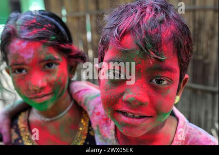 Sylhet, Bangladesch. März 2024. Kinderporträt mit ihren Gesichtern, die mit farbigem Pulver bemalt sind, feiert das jährliche Hindufest der Farben, bekannt als Holi Festival, das den Beginn des Frühlings markiert. Am 26. März 2024 in Sylhet, Bangladesch. (Kreditbild: © MD Rafayat Haque Khan/OKULARIS via ZUMA Press Wire) NUR REDAKTIONELLE VERWENDUNG! Nicht für kommerzielle ZWECKE! Stockfoto