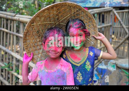 Sylhet, Bangladesch. März 2024. Kinderporträt mit ihren Gesichtern, die mit farbigem Pulver bemalt sind, feiert das jährliche Hindufest der Farben, bekannt als Holi Festival, das den Beginn des Frühlings markiert. Am 26. März 2024 in Sylhet, Bangladesch. (Kreditbild: © MD Rafayat Haque Khan/OKULARIS via ZUMA Press Wire) NUR REDAKTIONELLE VERWENDUNG! Nicht für kommerzielle ZWECKE! Stockfoto