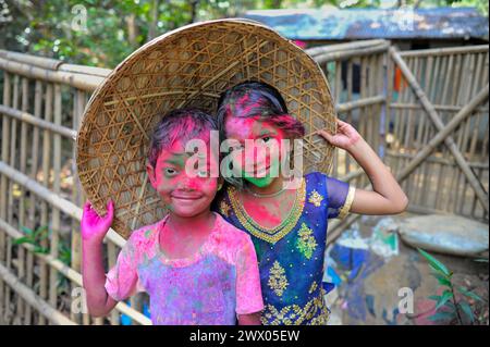 Sylhet, Bangladesch. März 2024. Kinderporträt mit ihren Gesichtern, die mit farbigem Pulver bemalt sind, feiert das jährliche Hindufest der Farben, bekannt als Holi Festival, das den Beginn des Frühlings markiert. Am 26. März 2024 in Sylhet, Bangladesch. (Kreditbild: © MD Rafayat Haque Khan/OKULARIS via ZUMA Press Wire) NUR REDAKTIONELLE VERWENDUNG! Nicht für kommerzielle ZWECKE! Stockfoto