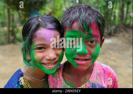 Sylhet, Bangladesch. März 2024. Kinderporträt mit ihren Gesichtern, die mit farbigem Pulver bemalt sind, feiert das jährliche Hindufest der Farben, bekannt als Holi Festival, das den Beginn des Frühlings markiert. Am 26. März 2024 in Sylhet, Bangladesch. (Kreditbild: © MD Rafayat Haque Khan/OKULARIS via ZUMA Press Wire) NUR REDAKTIONELLE VERWENDUNG! Nicht für kommerzielle ZWECKE! Stockfoto