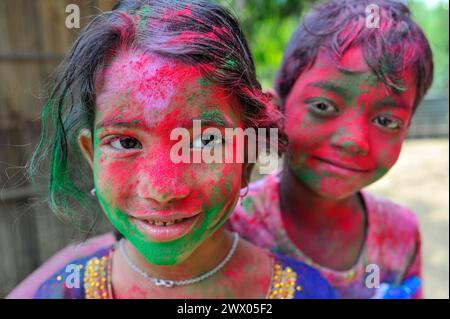 Sylhet, Bangladesch. März 2024. Kinderporträt mit ihren Gesichtern, die mit farbigem Pulver bemalt sind, feiert das jährliche Hindufest der Farben, bekannt als Holi Festival, das den Beginn des Frühlings markiert. Am 26. März 2024 in Sylhet, Bangladesch. (Kreditbild: © MD Rafayat Haque Khan/OKULARIS via ZUMA Press Wire) NUR REDAKTIONELLE VERWENDUNG! Nicht für kommerzielle ZWECKE! Stockfoto