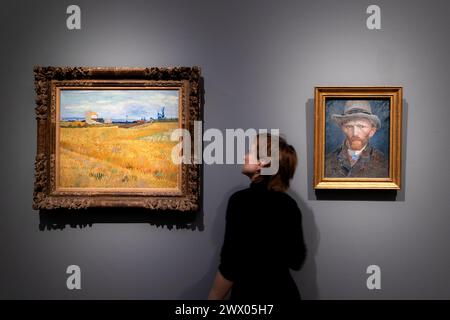 Werke von Vincent van Gogh werden in einem Raum im Rijksmuseum für ein langfristiges Darlehen am 26. März 2024 in Amsterdam, Niederlande, installiert. Die Arbeiten zeigen drei verschiedene Zeiträume in Vincent van Goghs Leben. ANP RAMON VAN FLYMEN niederlande aus - belgien aus Stockfoto